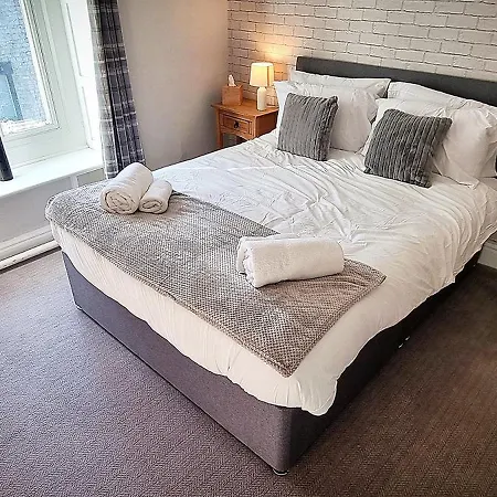 The Royal Oak, 酒店 *