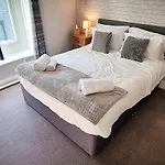 The Royal Oak, Hotel *